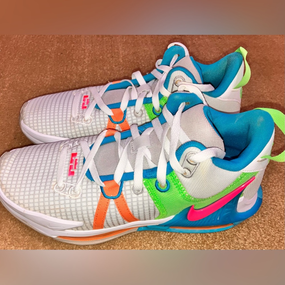 Nike LeBron Witness
7 Grey Fog Multi-Color